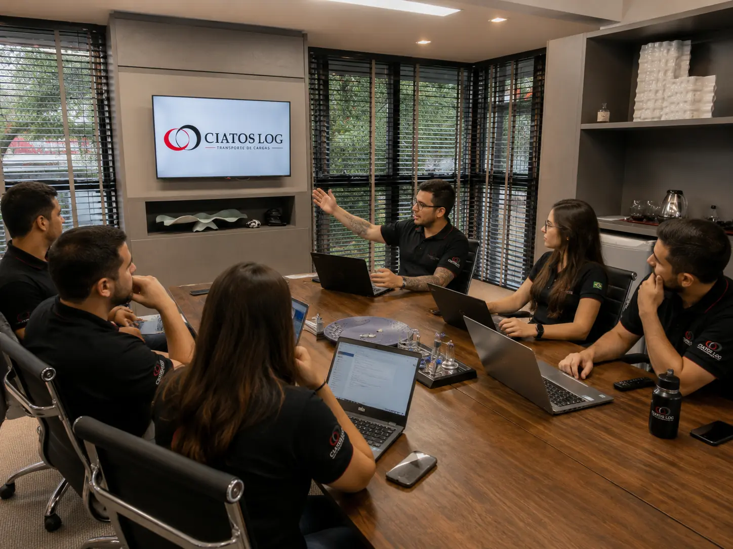Equipe Ciatoslog reunida para planejar e acompanhar operações de transporte