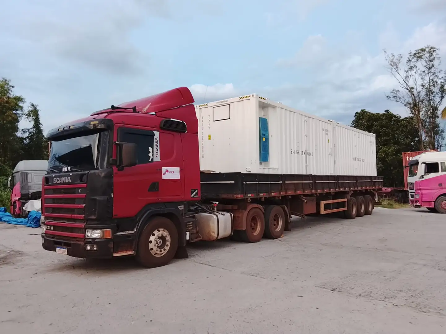 Contêiner transportado por caminhão após a etapa portuária