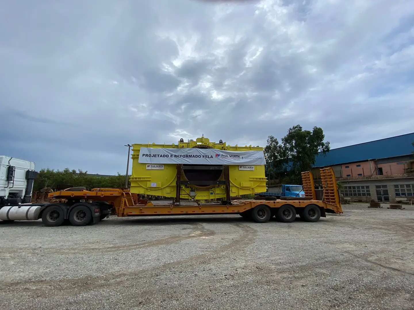 Equipamento industrial de grande porte sobre carreta rebaixada