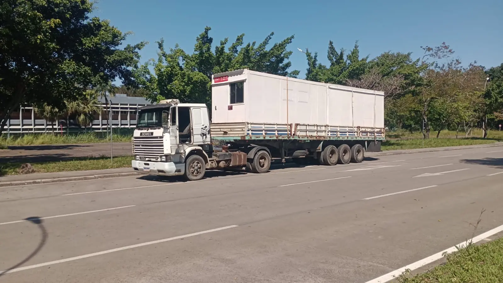 Módulo industrial transportado em caminhão de carga