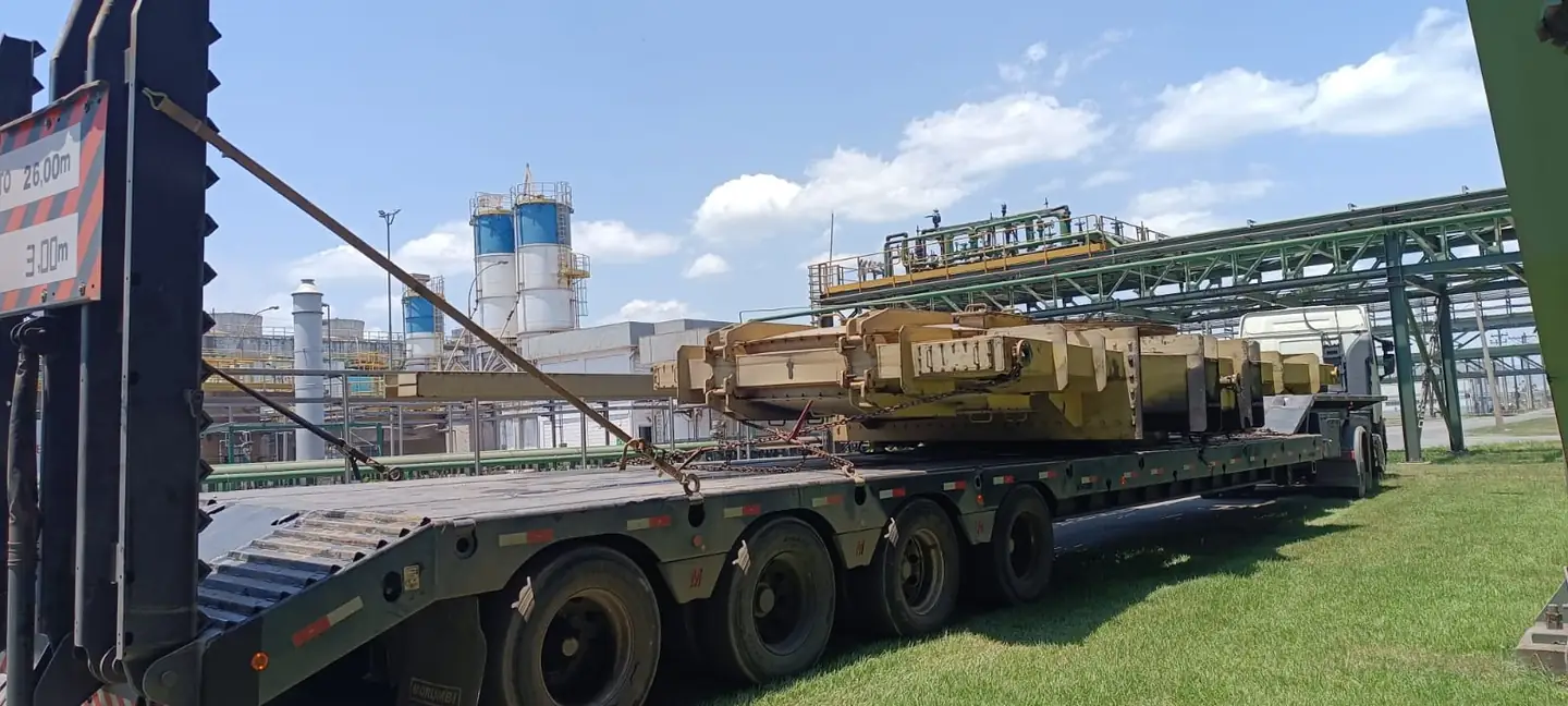 Componente industrial transportado em carreta de múltiplos eixos